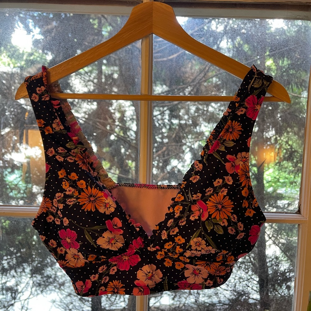 SOLD ‼️ Floral Plunge Bikini Top